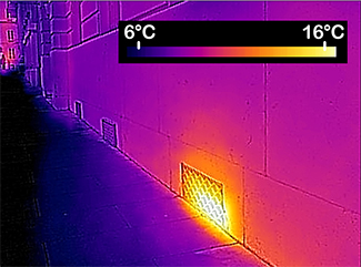 Mit einer Wärmebildkamera im Winter entdeckt: ein Abluftgitter lässt warme Luft entweichen.