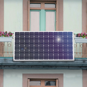 Ein Photovoltaikmodul am Balkon