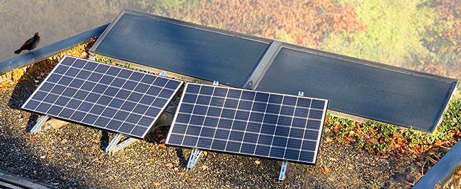 2 thermische Sonnenkollektoren und 2 Photovoltaik-Solarmodule