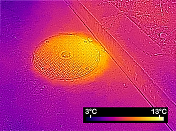 Im Winter mit einer Wärmebildkamera sichtbar gemacht: ein Dolendeckel zeigt die Wärme des Abwassers auf.