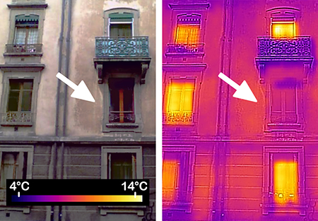 Die Fassade eines älteren Gebäudes im Winter: das Thermobild macht die grossen Wärmeverluste durch die Fenster mit Einfachverglasung deutlich.