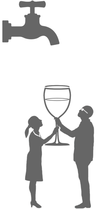 Zwei Personen tragen ein sehr grosses Glas, das sie unter einem tropfenden Wasserhahn füllen