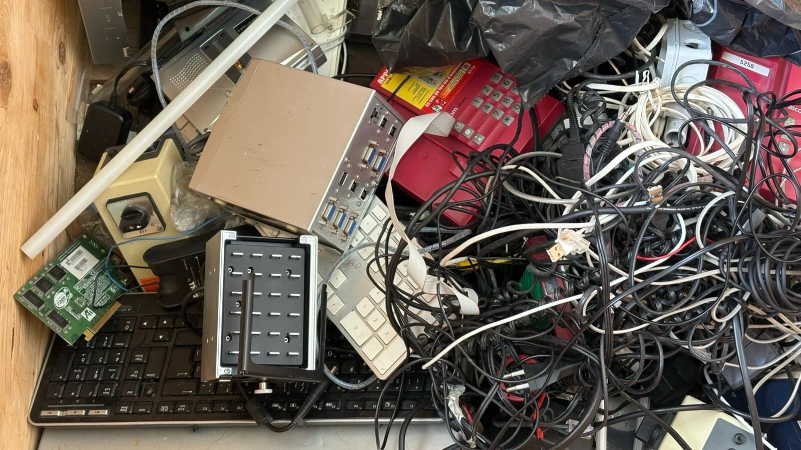 Elektroschrott in einem Recyclingtonne