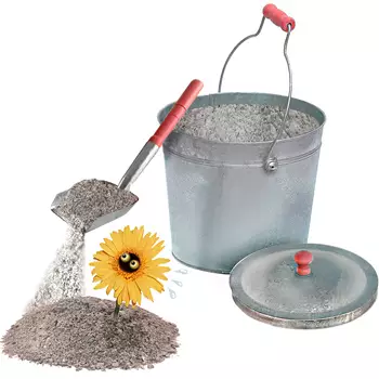Asche in einem Metallbehälter